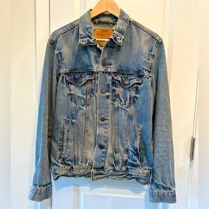 Levi’s Denim Trucker Jacket men’s size small Medium Wash